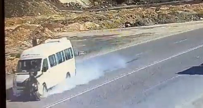 U dönüşü yapan motosiklete minibüsün çarptığı kaza