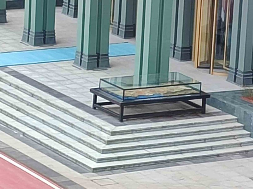 Külliye’ye vinçle getirilen 3 ton ağırlığındaki eser