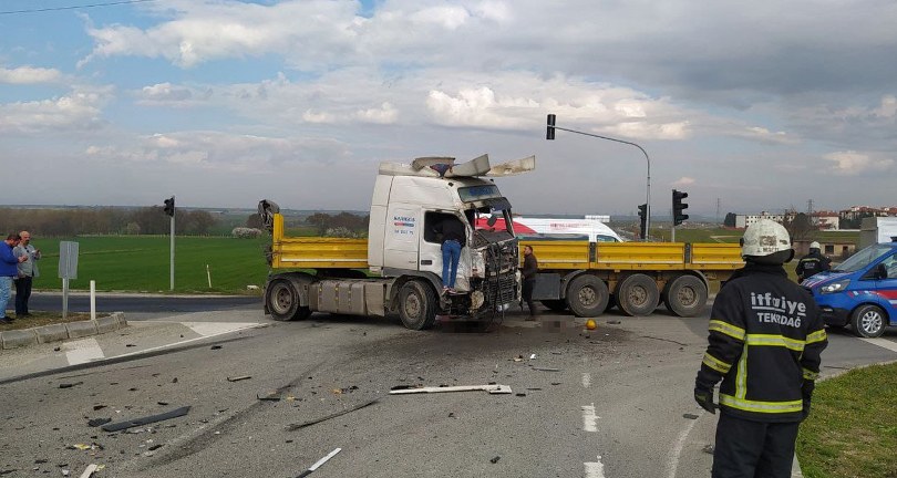 Tır, yolcu minibüsüne çarptı: 5 ölü, 10 yaralı