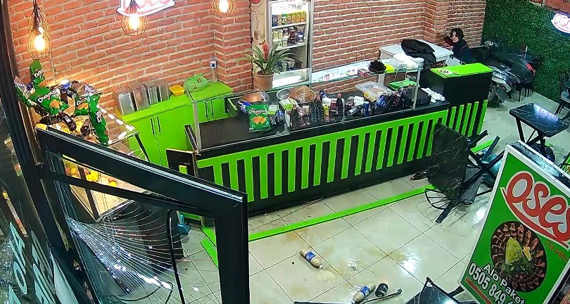 Emanet lüks araçla çiğ köfteciye daldı, ‘uykuluydum’ dedi