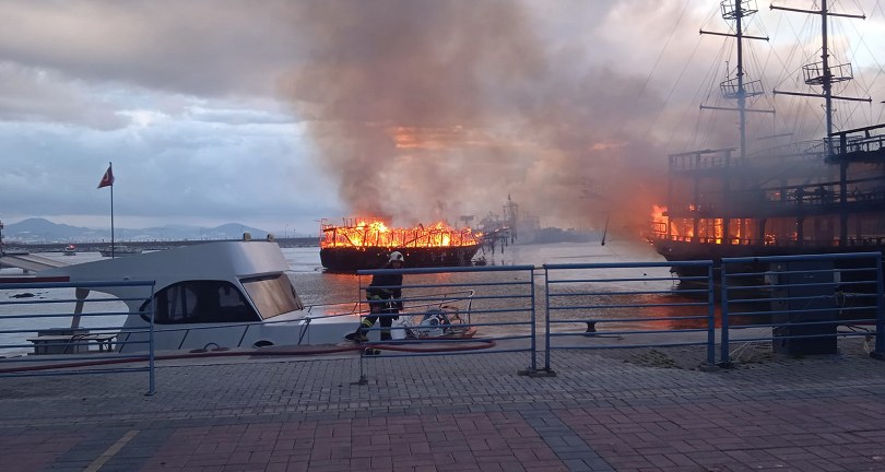 İki tur teknesi alev alev yandı, ekipler seferber oldu