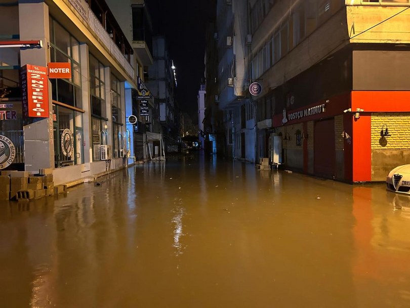 İskenderun’da şiddetli yağışla birlikte caddeler göle döndü