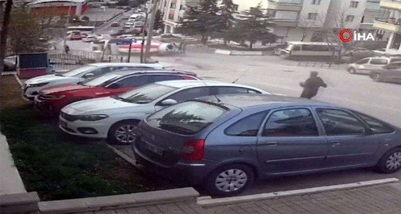 Ankara’da çimento tankerinin devrilerek yokuş aşağı kaydığı anlar kamerada