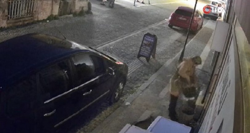 Saksıdaki süs bitkisini kökleyip, poşete koyup böyle çaldı