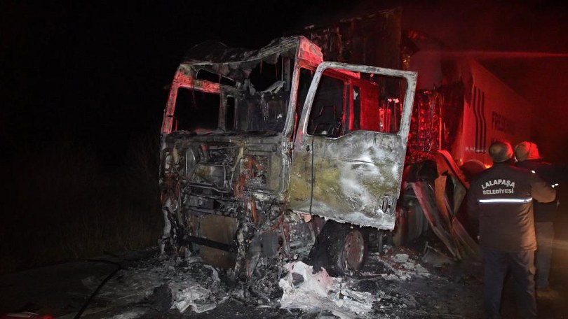 Edirne’de domates yüklü tır yanarak hurdaya döndü