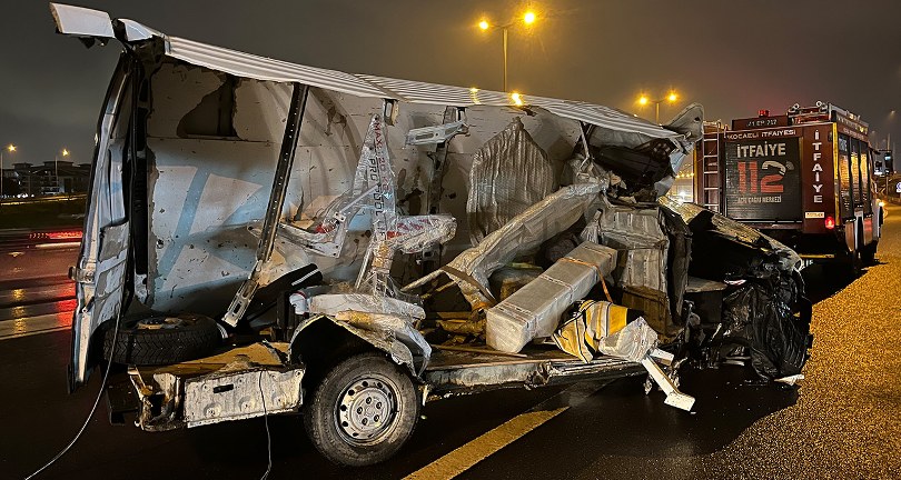 TEM’de tıra çarpan panelvan ikiye bölündü: 1 ağır yaralı
