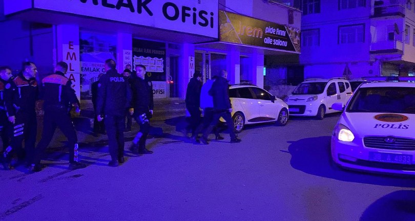 Aranması olan şahıs uygulama yapan polise bıçak çekip kaçtı
