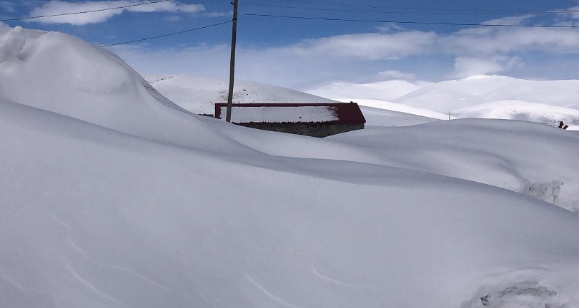 Kars’ta evler kar altında kaldı