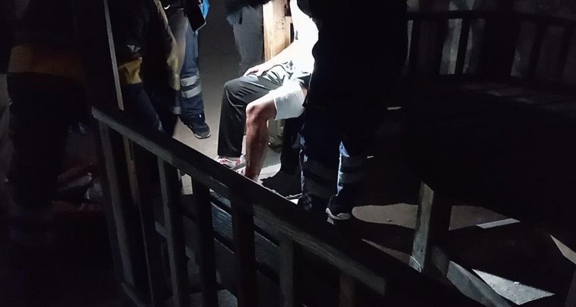 Okul bahçesinde oturan genç bıçaklı saldırıya uğradı