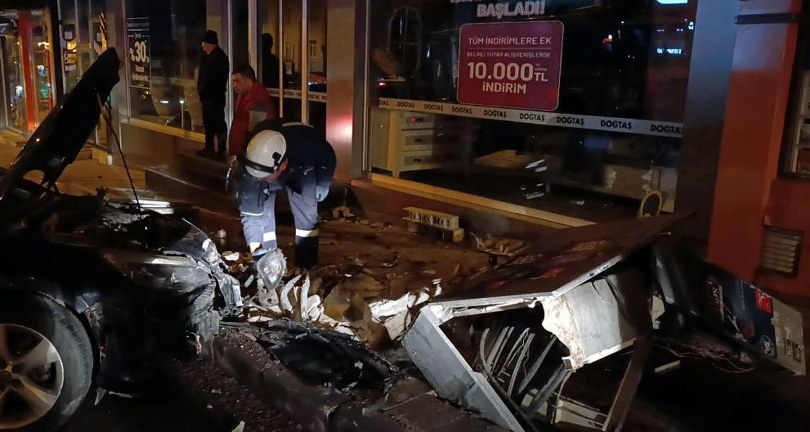 Otomobil trafo direğine çarparak devrildi: Kaza anı kamerada