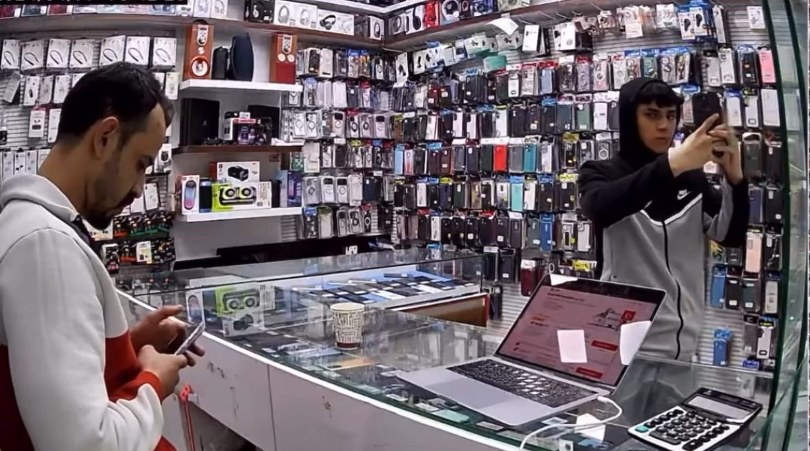 İncelediği cep telefonunu çaldı