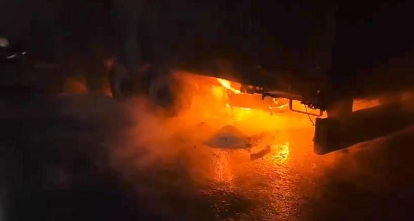 Seyir halindeki tır alev aldı