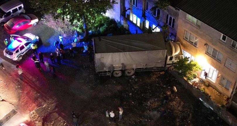 Freni boşalan kamyon eve girdi