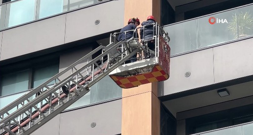 Sigara içerken kilitli kaldı, kurtarılınca kendi haline güldü