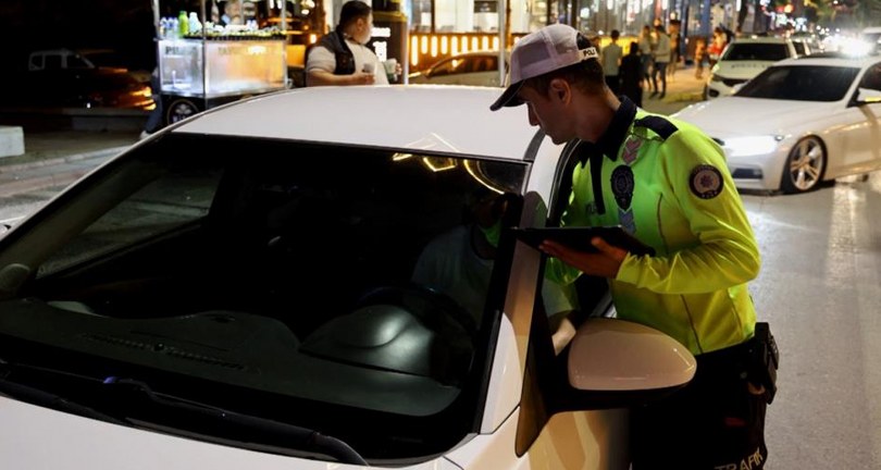 Araç camlarındaki filmler bir bir söküldü