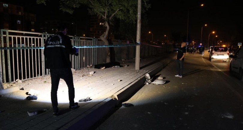 Kontrolden çıkan motosiklet kaldırıma çarpıp sürüklendi