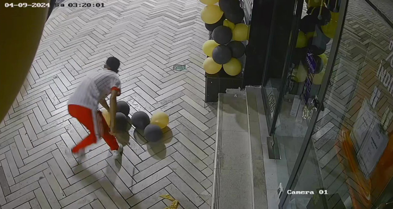 Döner bıçakları ile iş yerinin balonlarını parçaladılar