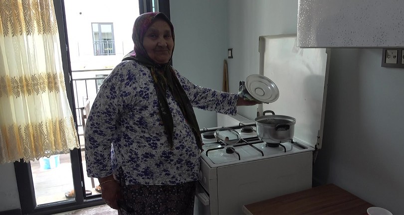 Depremzede kadının yeni yuvasında ilk yemeği sarma oldu