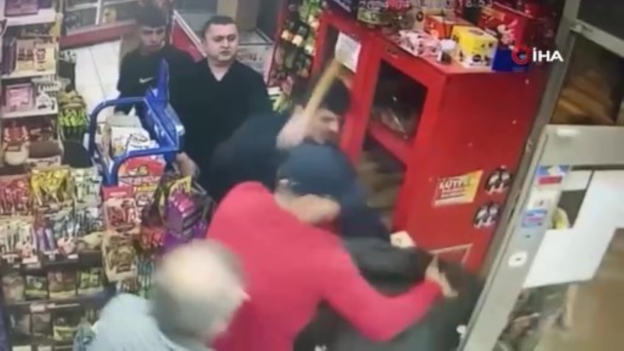 Bakkalda sopalı dayak kamerada