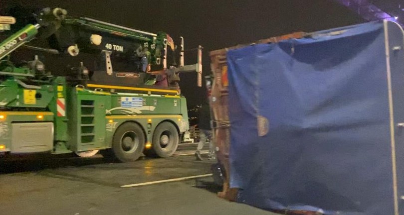 FSM Köprüsü’nde kamyon ile otomobil çarpıştı: 2 yaralı