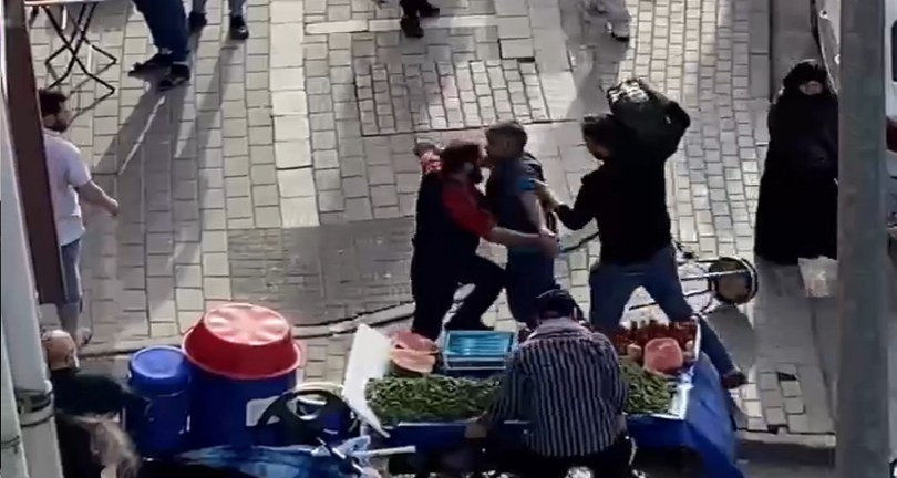 Seyyar satıcıların “yer” kavgası kamerada