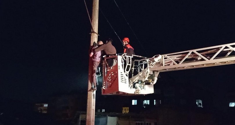 Polis memuru, intihar etmek isteyen adamı böyle yakaladı