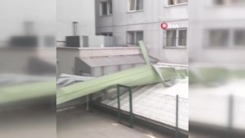 Ankara’da fırtına çatıları uçurdu