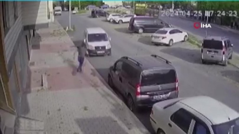 Park ettiği aracının el frenini çekmeyi unutunca araç metrelerce kaydı