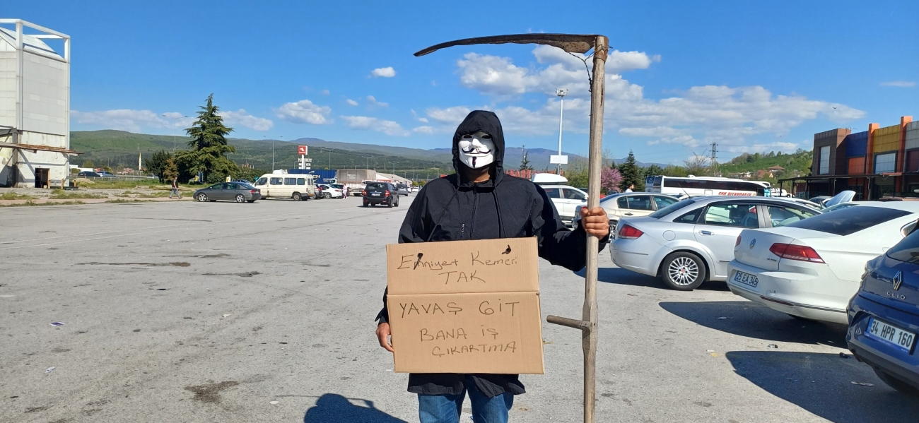 Yüzüne maske takıp, eline tırpan aldı: TEM’de sürücüleri böyle uyardı