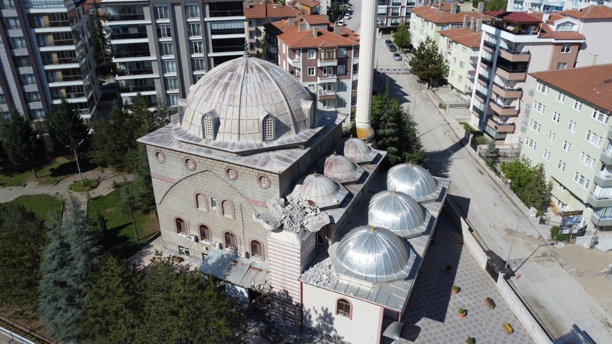 Fırtınada minaresi yıkılan cami havadan görüntülendi