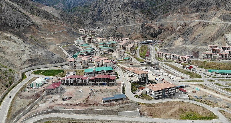 Türkiye’nin en büyük barajının yapıldığı ilçede, iktidar baraj altında kaldı