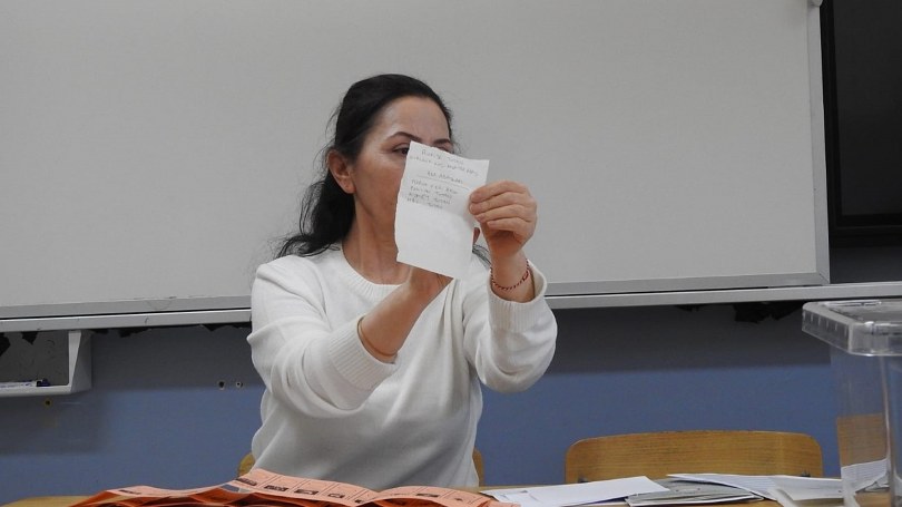 Oylar eşit çıkınca muhtar kura ile belirlendi