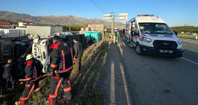 otomobil ile çarpışan yolcu otobüsü devrildi