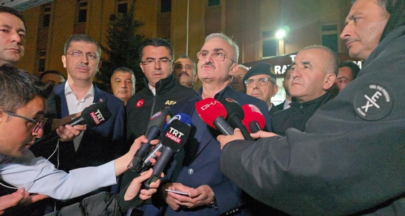 Bakan Yardımcısının basın açıklaması sırasında deprem oldu