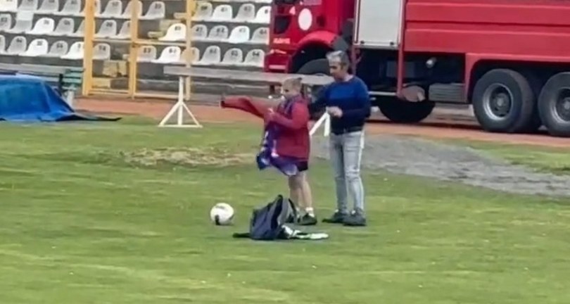 Spor muhabirinin saha kenarında üşüyen top toplayıcıya montunu vermesi beğeni topladı