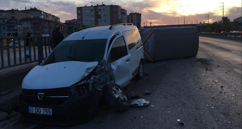Hafif ticari araçla çarpışan kamyonet devrildi: 2 yaralı
