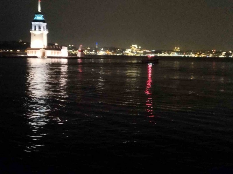 Denize atlayan adam yüzerek gözden kayboldu