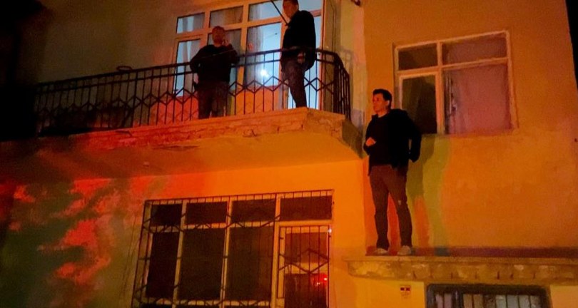 Hırsız, polis ekibiyle evde mahsur kaldı