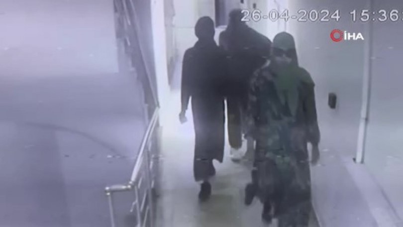 Bir evden 400 bin lira değerinde ziynet eşyası çalan hırsızlar kamerada