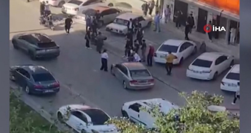 Tartıştıkları sürücüyü eşinin yanında dövüp aracını parçalayan şehir eşkıyaları tutuklandı