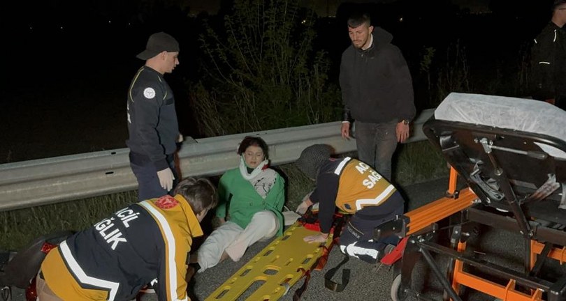 Motosiklet sürücüsü, yaralanan kız arkadaşını bir an olsun yalnız bırakmadı