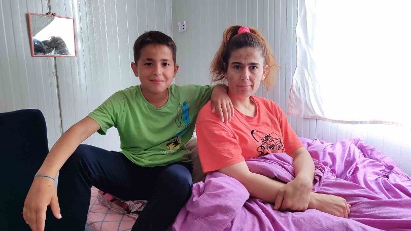 Enkaz altında kalan ve belden aşağısı tutmayan kadına 11 yaşındaki ikiz çocukları bakıyor