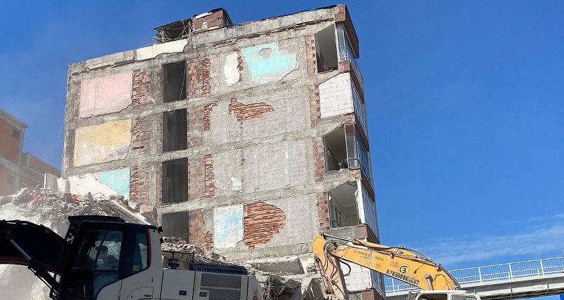 Avcılar’da kentsel dönüşüm için yıkılan binanın duvarını kullandılar, balkon açıkta kaldı
