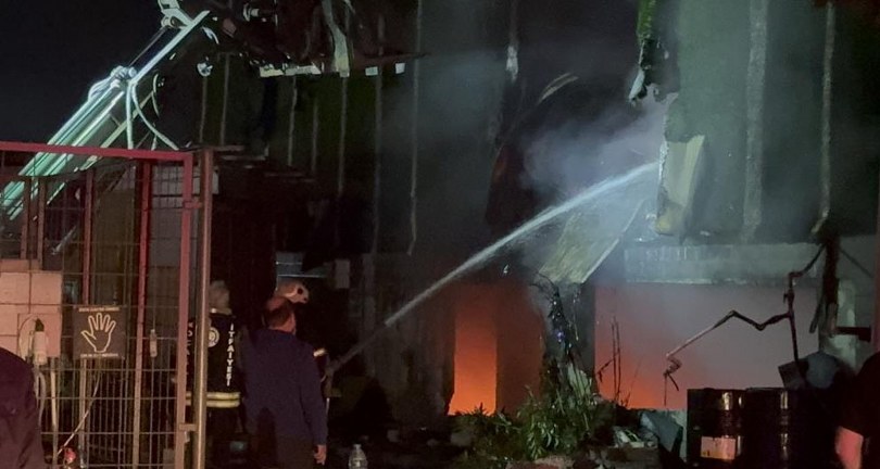 Geri dönüşüm fabrikasında çıkan yangın 2 saatte söndürüldü