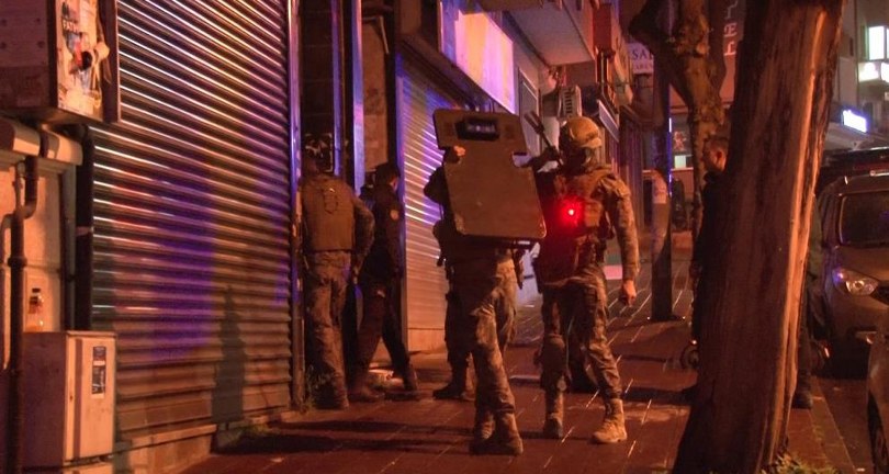 Komşusunun kapısına balyoz ve matkapla saldırıp kapıyı ateşe verdi