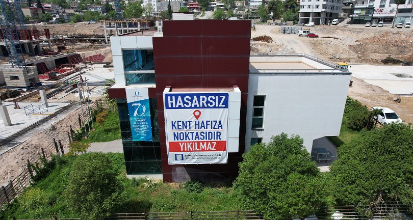 Etrafındaki bütün binalar yıkıldı, onun camı bile kırılmadı