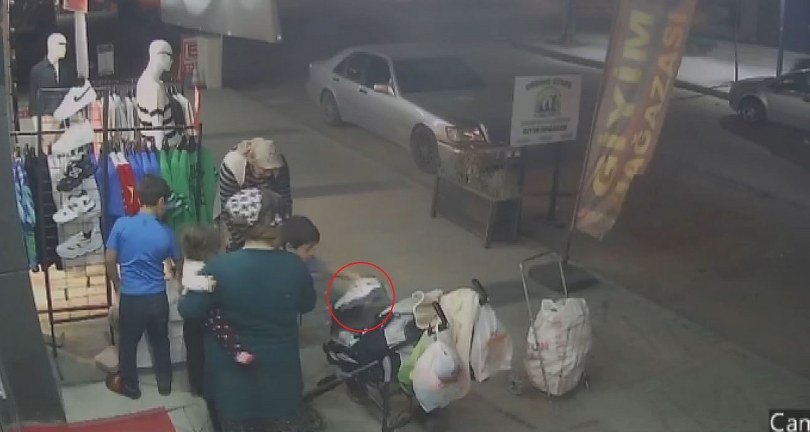 Bebek ve 2 çocuğu hırsızlığa alet ettiler: O anlar kamerada