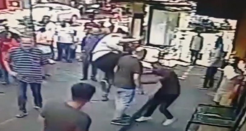 Müşteriye “sigara içilmez” dayağı kamerada: Uçan tekmeyle saldırdılar