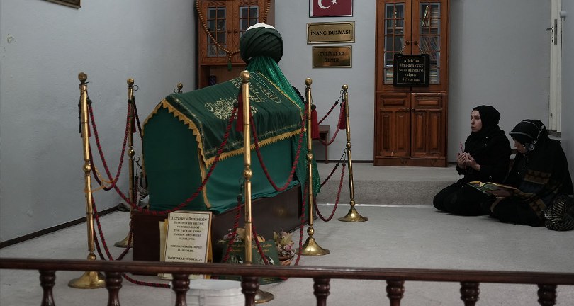 Evin içinde bulunan türbe vatandaşların dikkatini çekiyor