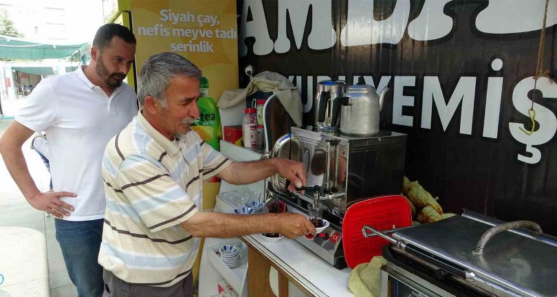 Depremzede baba oğulun konteynerde ekmek mücadelesi